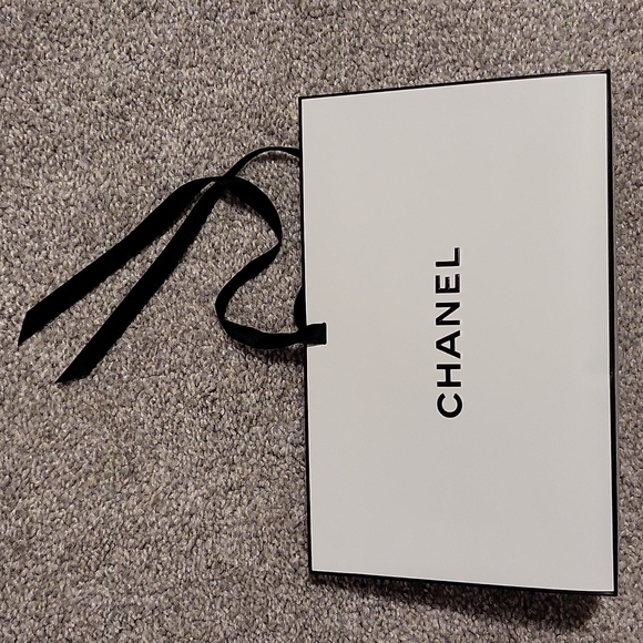 Chanel gift box - Picture 1 of 3